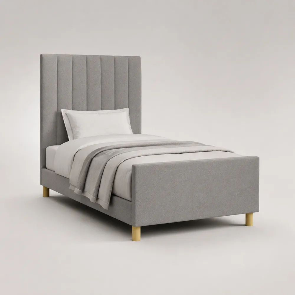 Lit simple rembourré gris clair et doré, couchage 90 x 190 cm, dimensions 202 x 100 x 120 cm, tête de lit à panneaux verticaux