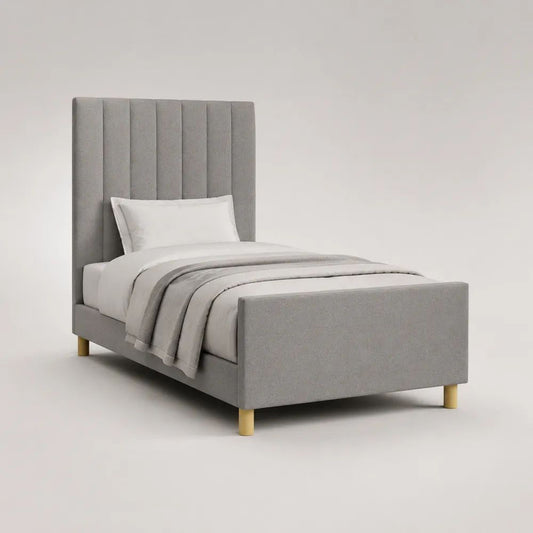 Lit simple rembourré gris clair et doré, couchage 90 x 190 cm, dimensions 202 x 100 x 120 cm, tête de lit à panneaux verticaux